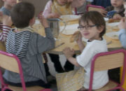 Børn spiser med i en fransk børnehave